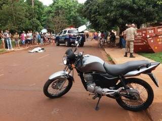 Homem morreu no local depois de perder controle de motocicleta (Foto: Adilson Domingos)