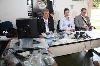 Da esquerda para a direita, delegados Fábio Sampaio, Marília de Brito e Paulo Sérgio Lauretto em entrevista coletiva à imprensa na sexta-feira (20) (Foto: Marcos Ermínio)
