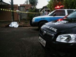 Corpo da vítima foi encontrado em uma calçada, no Jardim Imperial. (Foto: Fernando Antunes/Arquivo)