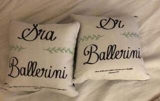 Travesseiros personalizados com os nomes dos noivos para a lua de mel (Foto: Direto das Ruas)