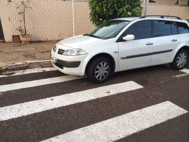 Motoristas estacionam em cima de faixa de pedestre no S&atilde;o Francisco