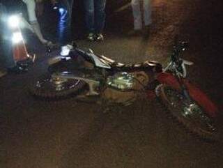 O motociclista foi encontrado morto na rodovia. (Foto: Ponta Porã Informa) 