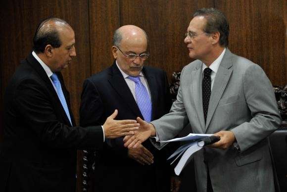 TCU entrega relat&oacute;rio de contas do governo ao presidente do Congresso