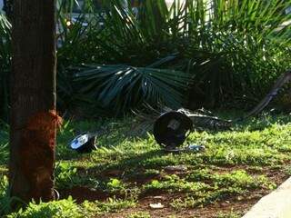 Partes da motocicleta ficaram no canteiro central da Avenida Mato Grosso (Foto: André Bittar) 