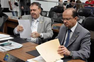Deputados Paulo Siufi (MDB) e José Carlos Barbosa (DEM), durante sessão (Foto: Luciana Nassar/ALMS)
