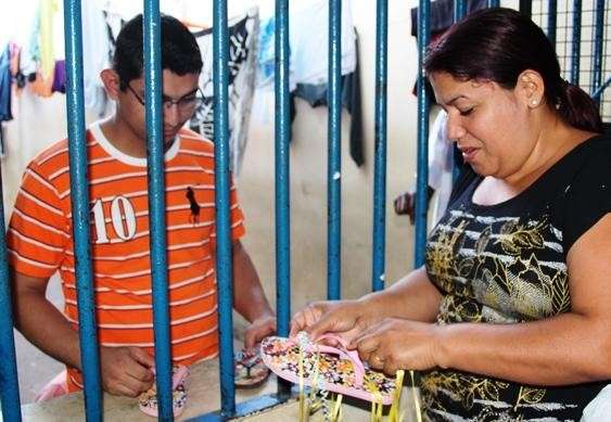 Confec&ccedil;&atilde;o de chinelos decorados pode virar fonte de renda para detentos