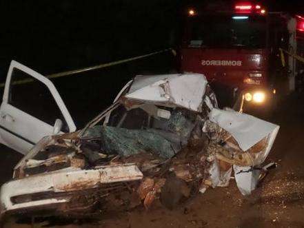 Universit&aacute;rio morre ap&oacute;s bater carro em lateral de caminh&atilde;o em estrada