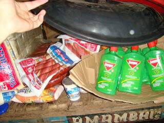 Os alimentos eram transportados junto com produtos de limpeza e até veneno inseticida. (Foto: divulgação)