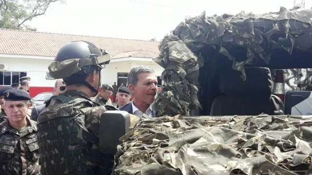Ministro conhece Sisfron e reclama de pouco dinheiro para For&ccedil;as Armadas