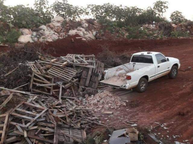 Homem &eacute; detido ao ser flagrado jogando entulho em terreno baldio da Capital