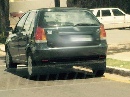 Motoristas desrespeitam lei e estacionam ao longo da J&uacute;lio de Castilho