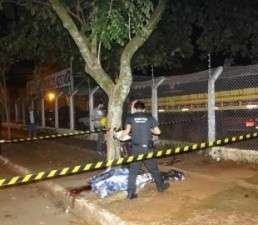 Adolescente &eacute; suspeito de matar jovem com tr&ecirc;s tiros na frente da namorada