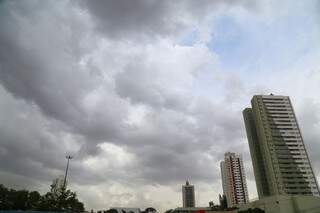 Céu está nublado na região central da Capital (Foto: Marcos Ermínio)