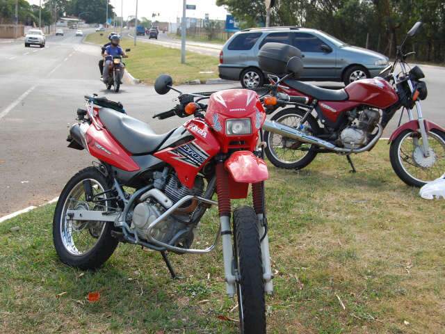  Colis&atilde;o entre motos deixa uma pessoa gravemente ferida na avenida F&aacute;bio Zahran 