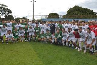 Equipes divididas entre camisa Verde e camisa Branca entraram em campo pela partida principal desta tarde (Foto: Francisco Junior)