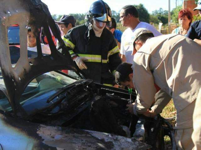Parte de carro fica destru&iacute;do em garagem de casa ap&oacute;s inc&ecirc;ndio