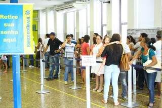 Sem saída, clientes esperam na fila no Banco do Brasil da Avenida Afonso Pena. (Foto: Marcos Ermínio)