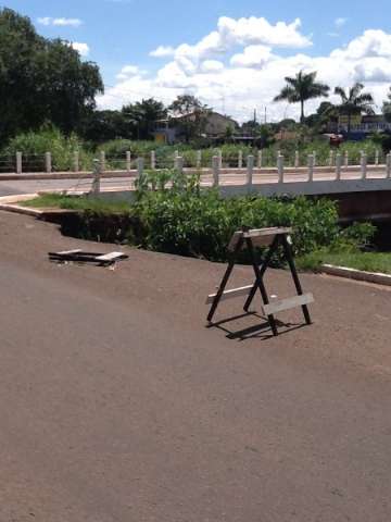 Cratera coloca em risco motoristas na avenida Ernesto Geisel 