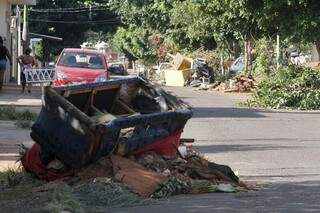 Lixo que não era recolhido toma conta de ruas no bairro Guanandi (Foto: Marcelo Victor)