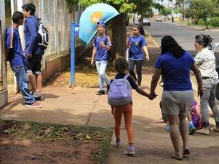 Na porta das escolas o assunto divide opiniões, se é preciso lei para que pais eduquem os filhos. (Foto: Gerson Walber)