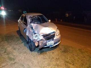 Carro foi abandonado pelo condutor após colisão (Foto: Adilson Domingos)