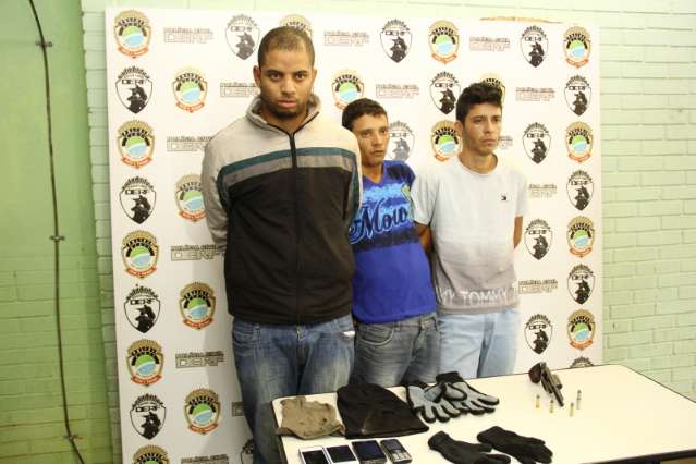 Pol&iacute;cia prende trio que planejava assalto a casa de revendedora de j&oacute;ias