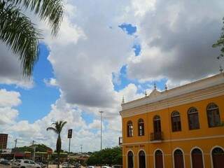 Céu encoberto por nuvens na região central de Campo Grande na tarde desta sexta-feira (Foto: Marcos Ermínio)