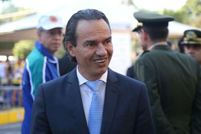Prefeito cita estabilidade e palco cheio de autoridades em anivers&aacute;rio