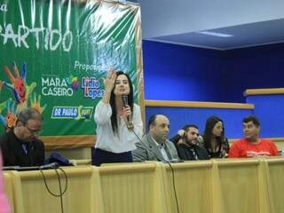 Mara Caseiro usou o microfone para fazer o contra-ataque (Foto: Marina Pacheco)