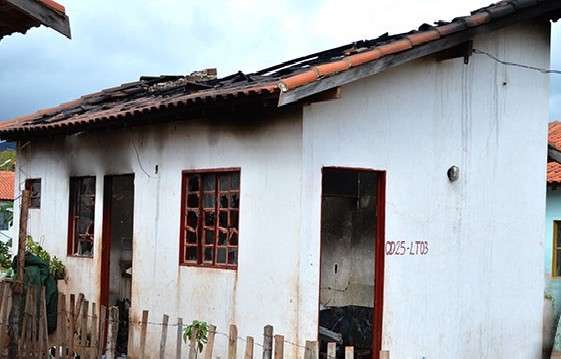 Ap&oacute;s briga entre vizinhos, uma casa fica toda quebrada e a outra incendiada