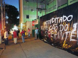 Sede do órgão em Campo Grande continua trancada pelos manifestantes (foto: Pedro Peralta)