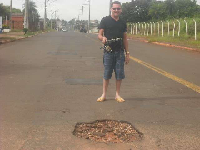 Leitor reclama de buraco na avenida Tamandar&eacute; 