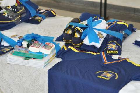 Com investimento de R$ 4,9 milhões, Prefeitura inicia entrega de kits escolares