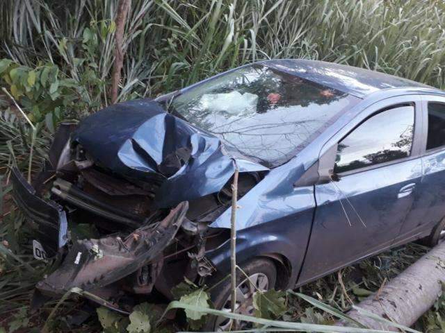 Carro bate em coqueiro e cai em ribanceira ap&oacute;s condutor dormir 