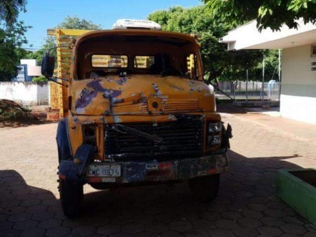 Sem CNH, motorista &eacute; preso ap&oacute;s atingir duas casas com caminh&atilde;o 