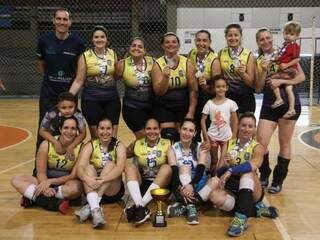 Equipe feminina da Base Aérea/CTM campeão do torneio estadual de vôlei (Foto: FVMS/Divulgação)