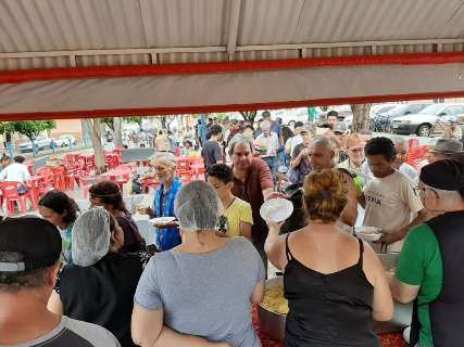 H&aacute; dois anos, pra&ccedil;a &eacute; cen&aacute;rio para ceia oferecida a moradores de rua