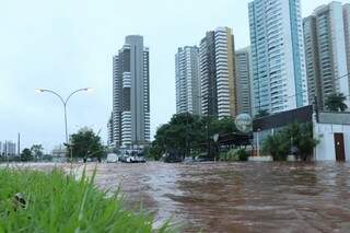 Ontem ruas ficaram submersas durante temporal em Campo Grande, como na Via Parque. (Foto Henrique Kawaminame)