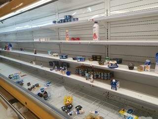 Prateleiras de iogurtes já estão quase vazias (Foto: Clayton Neves)