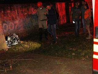 Pedestre foi atropelado e arremessado contra muro de residência. (Foto: Vilson Nascimento/A Gazeta News)