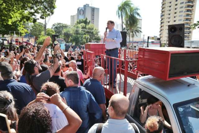 Protesto fecha Afonso Pena e Bernal promete recorrer contra demiss&otilde;es