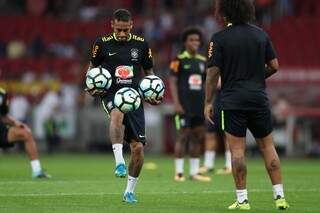 Neymar bate bola em treino da Seleção em Porto Alegre, observado por Marcelo, de costas, e William (Foto: CBF/Divulgação)
