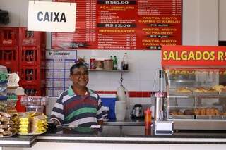 Sorridente, Roberto cumprimenta clientes pelo nome. (Foto: André Bittar)