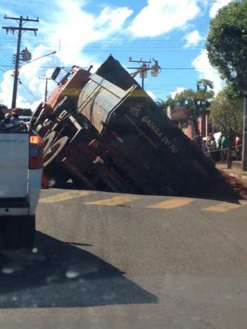 Asfalto cede e caminh&atilde;o basculante &eacute; engolido por cratera no Jardim Campo Novo