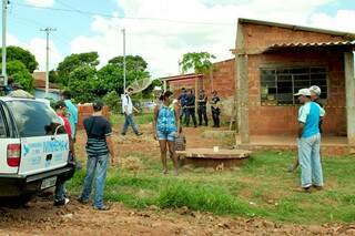 Pedreiro foi encontrado morto nos fundos de casa (Foto: Eliton Santos/Site Fátima News)