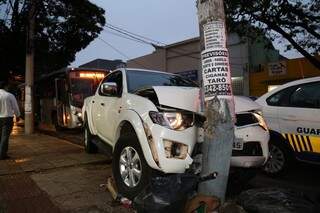 Condutor se assustou com impacto e jogou veículo contra o poste. (Foto: Fernando Antunes)