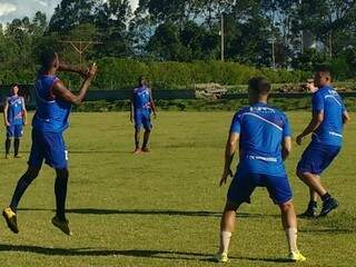 Sete trabalhou sistema defensivo no único treino antes de viajar para Recife (Foto: Divulgação/ Sete)