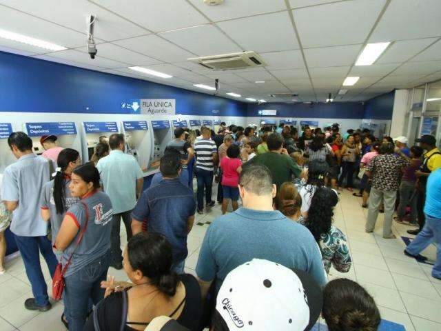 Para agilizar atendimento, ag&ecirc;ncias da Caixa abrem duas horas mais cedo