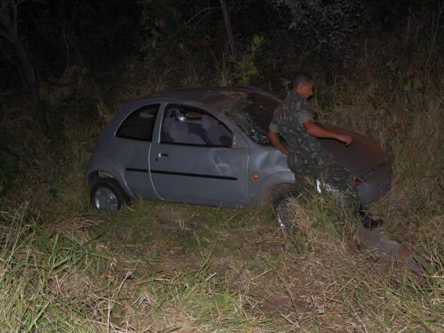  Carro de passeio capota ao desviar de outro e ocupantes saem ilesos