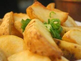 Batatas Rústicas são acompanhamento no Bife do Chef. 